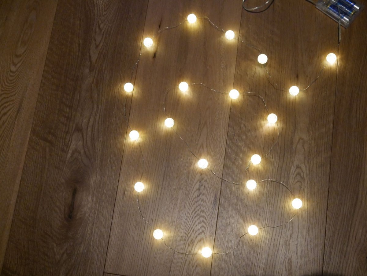 LED-LICHTERDRAHT mit 20 Acrylkugeln und Timer, 7,50 €